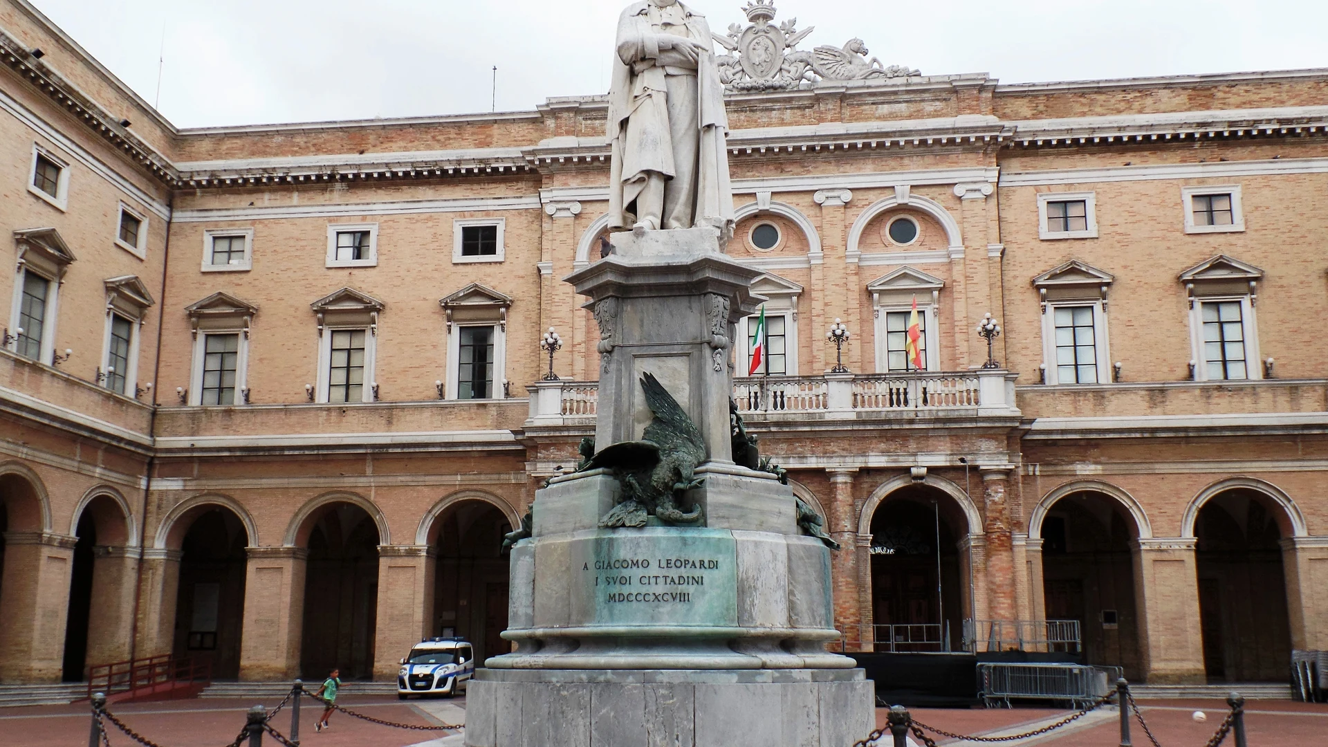Recanati, piazza Giacomo Leopardi (Marche)